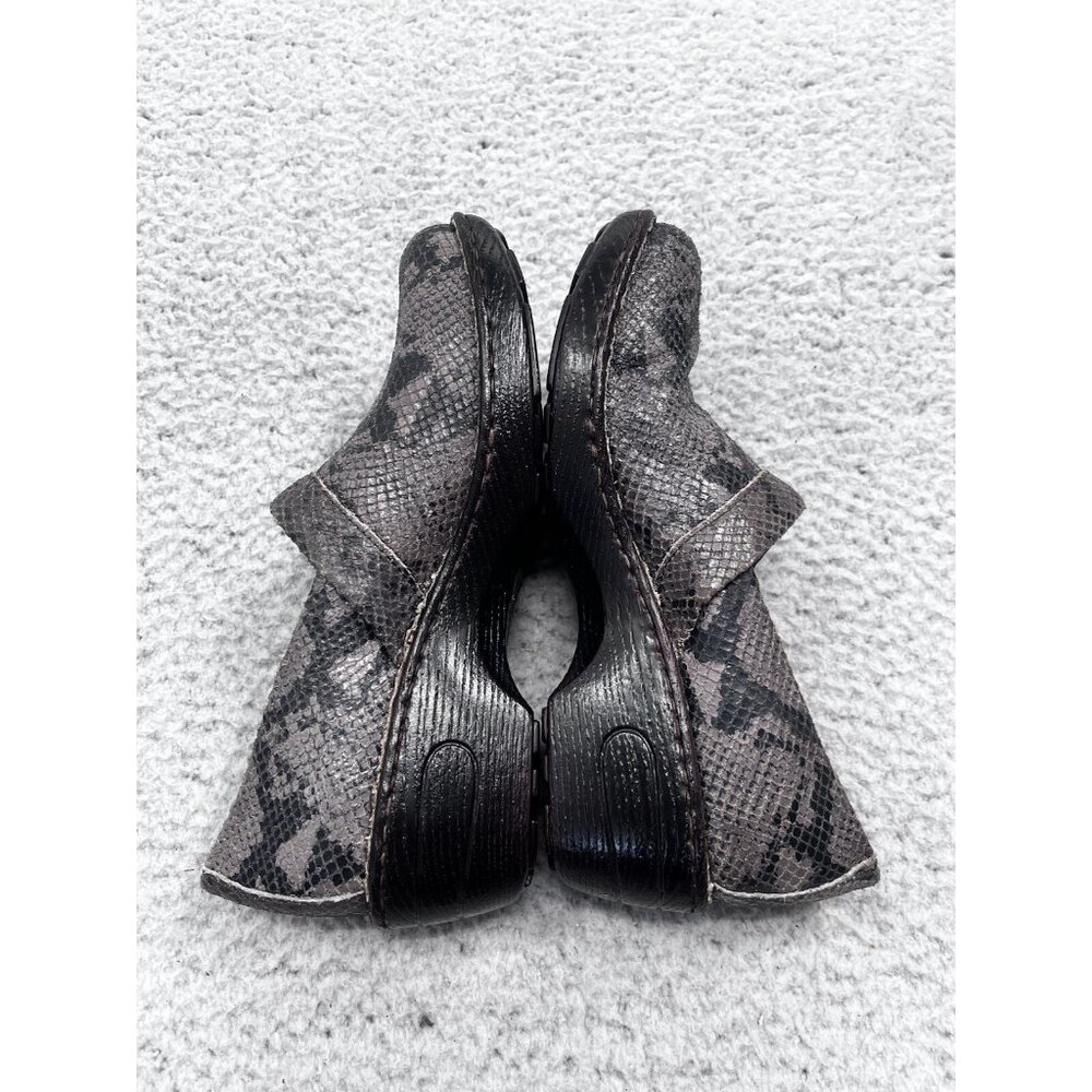 Women's BORN Gray Snakeskin Slip On Comfort Clog Size 8.5 - Picture 5 of 10
